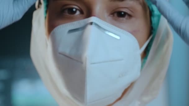 Infekční lékař po těžkém pracovním dni během pandemie koronaviru-19 — Stock video