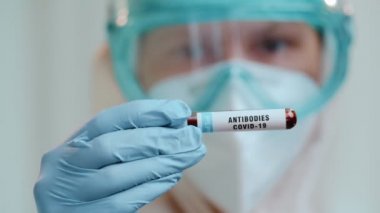 Coronavirus 'a karşı COVID-19 antikor tübü olan kadın doktor.
