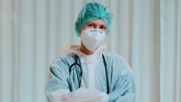 Professionell säker ung kaukasisk läkare i medicinsk mask och vit rock — Stockvideo