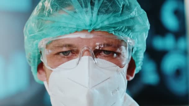 Mannelijke arts of arts in persoonlijke beschermingsmiddelen in een ziekenhuis — Stockvideo