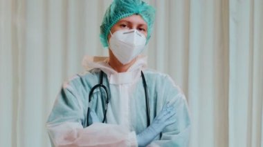 Doktorlar kahramandır. Kadın doktor, Coperid-19 'la savaşmak için koruyucu giysi giyiyor..