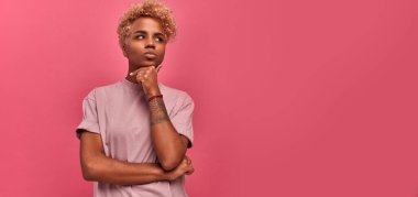 Açık renk kısa saçlı esmer kız dikkatlice yukarı bakıyor..