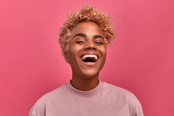 Close up retrato de uma jovem mulher de raça mista que está sinceramente sorrindo. — Fotografia de Stock