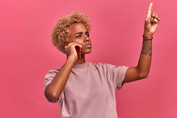 Chica de piel oscura escucha a alguien por teléfono y toma una decisión importante — Foto de Stock