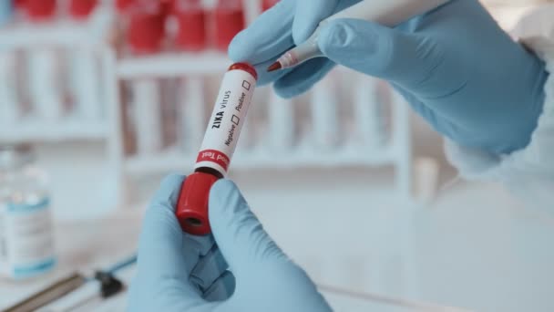 Lekarz trzyma ręczną rurkę do badania krwi na obecność wirusa Zika. — Wideo stockowe