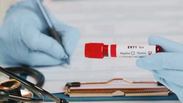 Dokter memegang di laboratorium tangan positif tes darah tabung dengan enterovirus — Stok Video