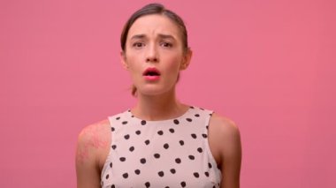 Genç milenyum kadını pembe arka plandaki müdahaleciye sempati gösteriyor..