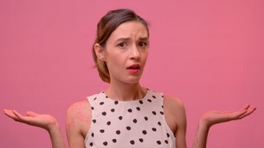 Kadın kollarını yana açıyor ve bunun nasıl olduğunu bilmiyor.