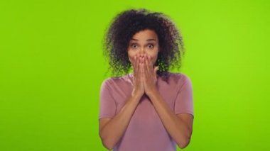 Siyahi kız öğrenci şaşkınlık ve şaşkınlık içinde 