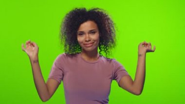 Afrikalı kadınlar dans eder ve eğlenir, eğlenir, krom tuşlu müzik gibi.