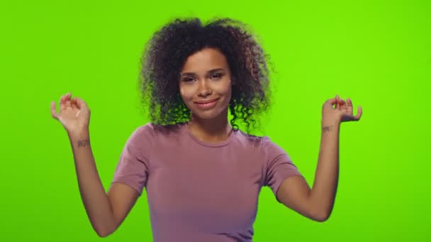 Femme africaine danse et s'amuse, se sent amusé, comme la musique sur la touche chromatique — Video