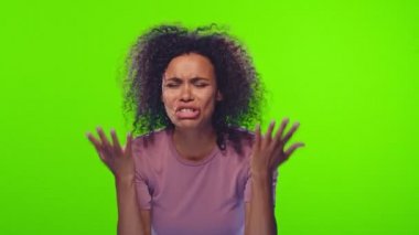 Sinirli siyah kadın hareketleri sinir bozucu bir şekilde yüksek sesle bağırıyor.