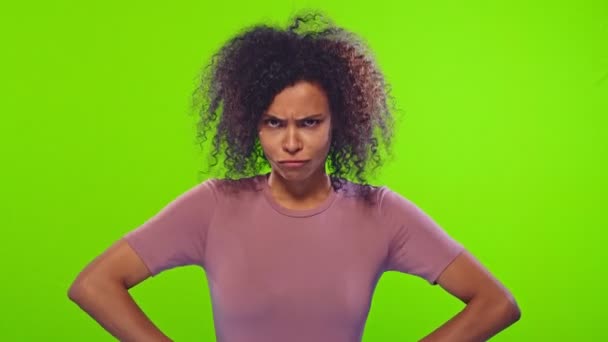 Obrazić Afroamerykanka w różowym t-shirt stanowi na zielono — Wideo stockowe