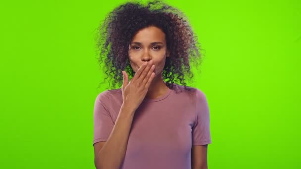 Belle femme afro-américaine envoie baiser d'air sur vert — Video