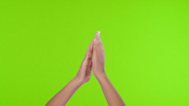 Černé ženské ruce tleskající potlesk a ukazující palce nahoru gesto na chromakey — Stock video