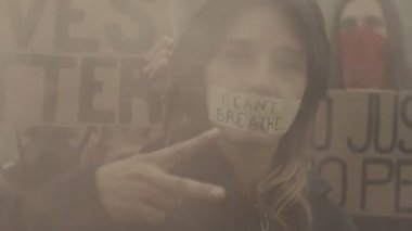 Amerika 'da ırkçılık karşıtı yürüyüşlerde kullanamadığım kelimelerle.
