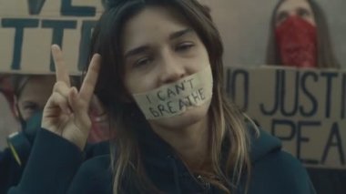 Genç kadın ve göstericiler ırkçılık karşıtı yürüyüşe katıldı