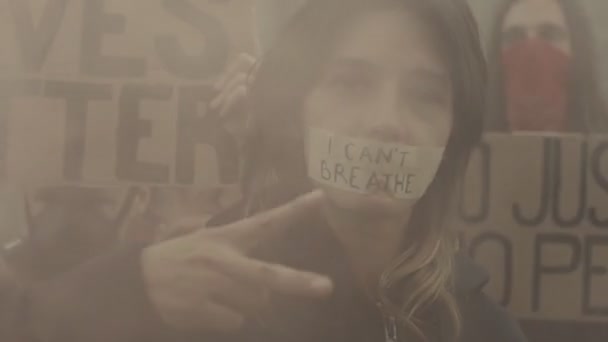 Osoba ze słowami nie mogę oddychać podczas marszu antyrasistowskiego w USA — Wideo stockowe