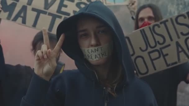 Persona con palabras que no puedo respirar en la cara muestra gesto de paz — Vídeos de Stock