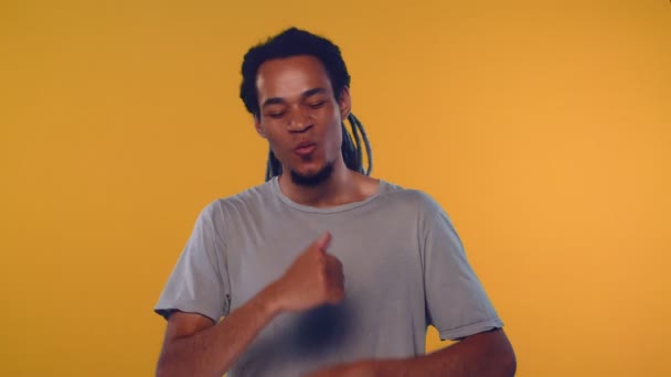 African American man gör val över orange bakgrund — Stockvideo