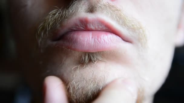 Hombre Arañándose Barba Cerca — Vídeos de Stock