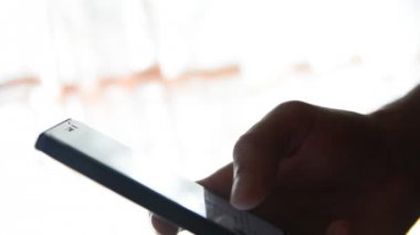 Bir kadın bir smartphone arabada kullanır.