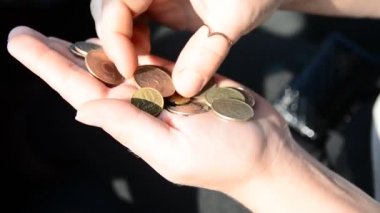 Zavallı kadın onun elinde Rublesi paraları saymak