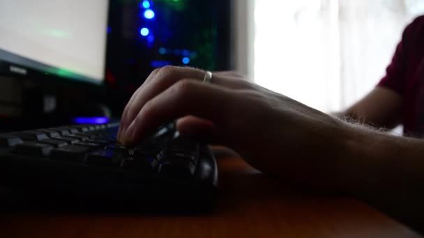 计算机键盘上的自由职业者打印 — 图库视频影像
