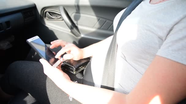 Kobieta Używa Smartfona Samochodzie — Wideo stockowe