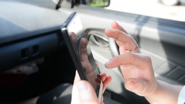 Μια Γυναίκα Χρησιμοποιεί Ένα Smartphone Στο Αυτοκίνητο — Αρχείο Βίντεο