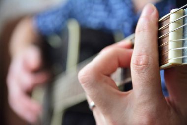 Ahşap akustik gitar çalmak