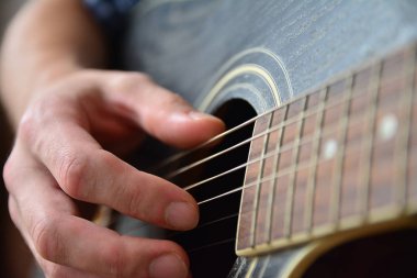 Ahşap akustik gitar çalmak