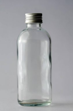 Beyaz arkaplanda boş cam bardak 