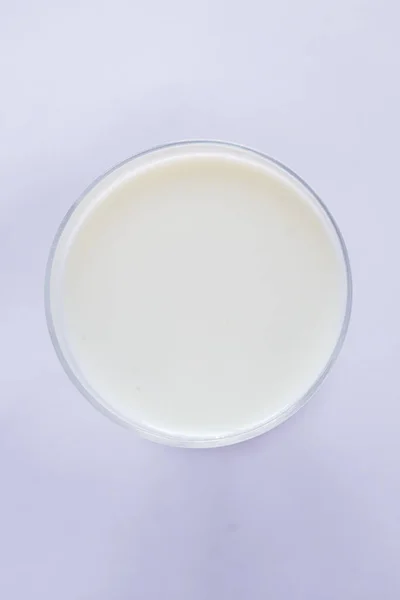 Csésze Hideg Tej Fehér Háttér — Stock Fotó