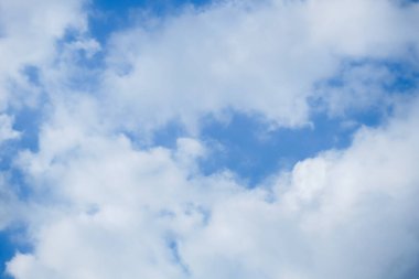 yumuşak odak bulutu ve mavi gökyüzü Parlak bir günde