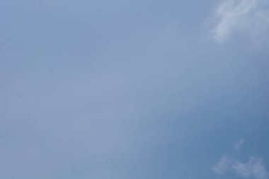 yumuşak odak bulutu ve mavi gökyüzü Parlak bir günde