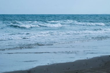  COVID-19 durumundan sonraki gün. Bazı plajlar hala sessiz..