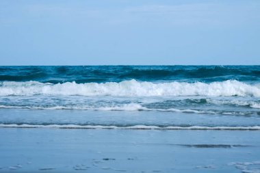  COVID-19 durumundan sonraki gün. Bazı plajlar hala sessiz..