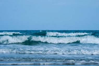  COVID-19 durumundan sonraki gün. Bazı plajlar hala sessiz..