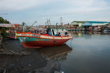 11.50 'de. 27 / 06 / 2020 Rayong bölgesi Tayland, COVID-19 balıkçı teknesinin karantinaya alındığı gün hala limanda park halinde. İşçiler hala çalışmıyor..