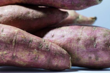 Çiğ taze patates derisi ışığın altında.