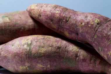 Çiğ taze patates derisi ışığın altında.