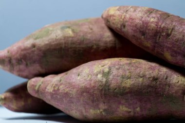 Çiğ taze patates derisi ışığın altında.