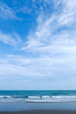  COVID-19 durumundan sonraki gün. Bazı plajlar hala sessiz..