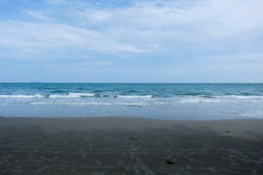  COVID-19 durumundan sonraki gün. Bazı plajlar hala sessiz..