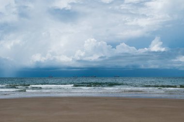 Tayland 'daki kirli, sessiz sahilde küçük bir dalga.