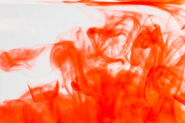 Odak dışı kırmızı mürekkep kristal berrak suda düşer, berrak suda yumuşak kırmızı mürekkep odaklanır.,