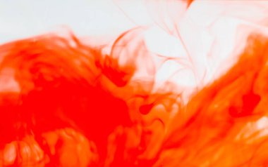 Odak dışı kırmızı mürekkep kristal berrak suda düşer, berrak suda yumuşak kırmızı mürekkep odaklanır.,