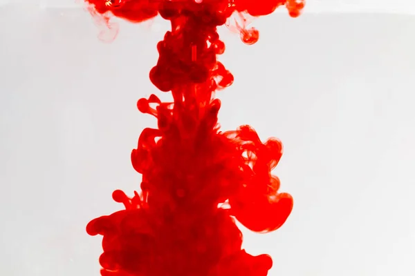 Odak Dışı Kırmızı Mürekkep Kristal Berrak Suda Düşer Berrak Suda Telifsiz Stok Fotoğraflar