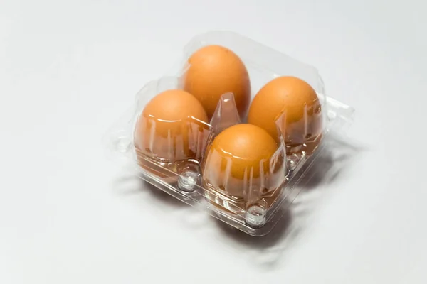 Świeże Jaja Kurze Plastikowym Opakowaniu Białym Tle — Zdjęcie stockowe